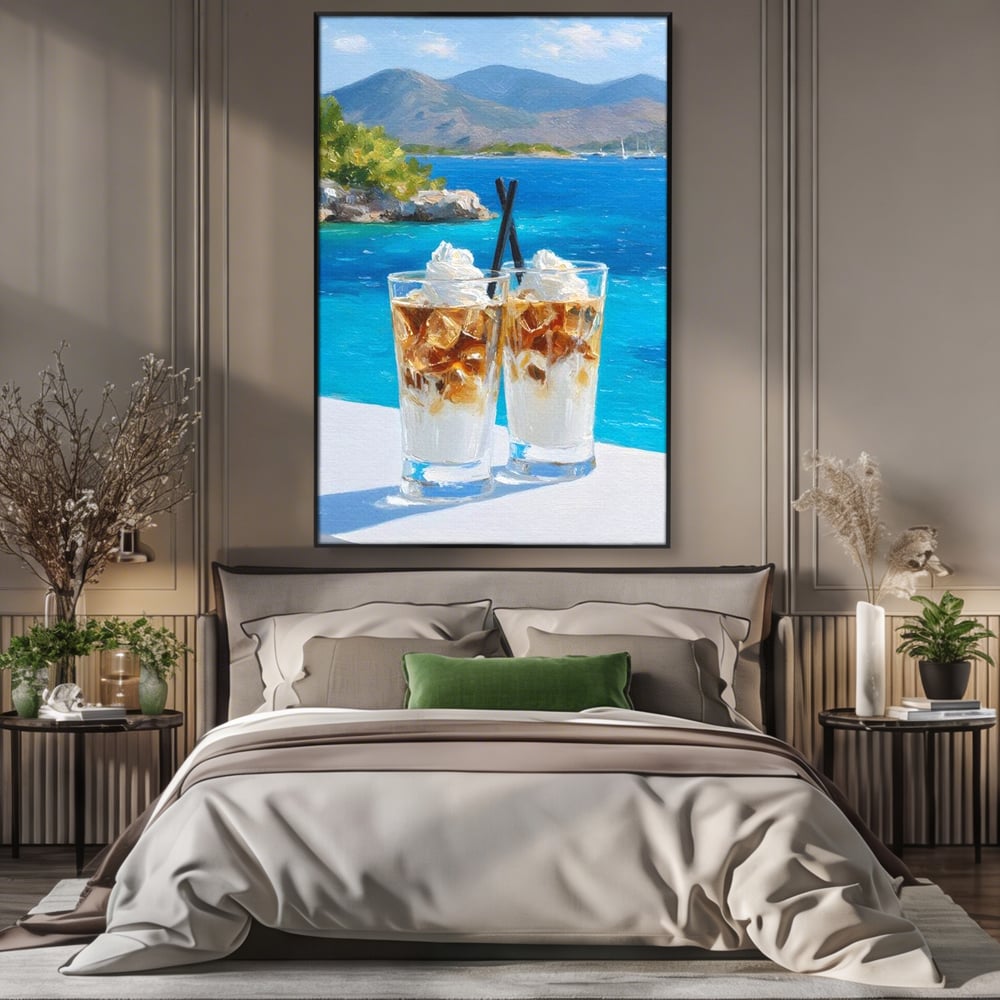 Tablou canvas cu pictura cu doua pahare de frappe pe malul marii, in rama de aluminiu negru, pe perete intr-un dormitor